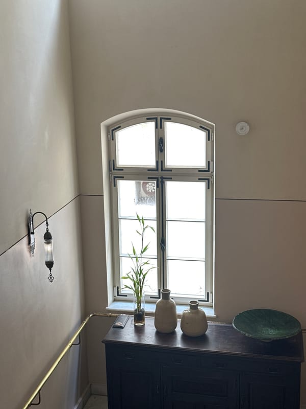Morning documentation captures Tel Aviv residential and religious architecture