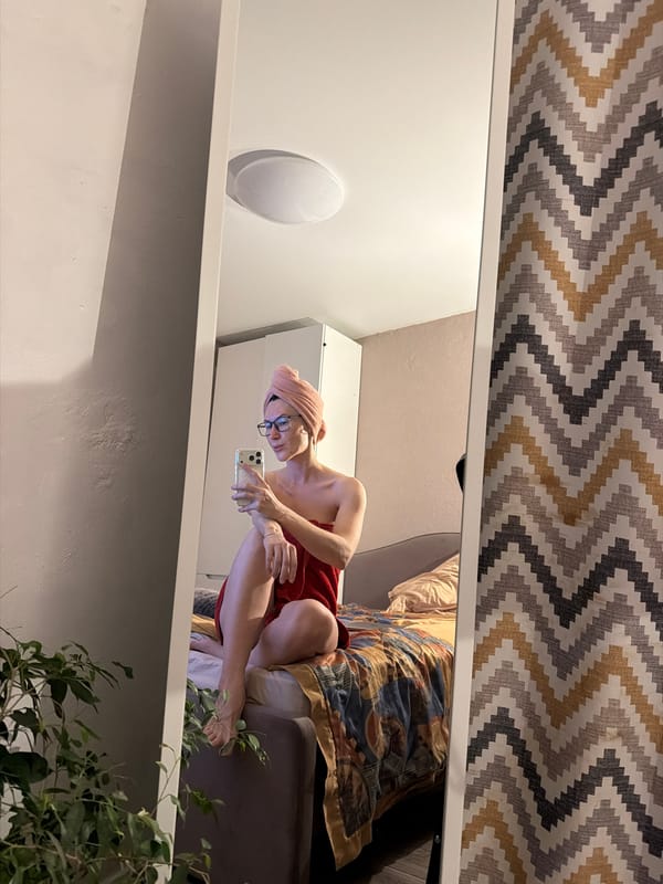 Woman documents evening routine in mirror selfies from Perm residence