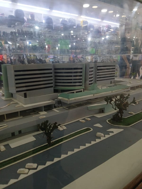 Afternoon snapshots from a Puerto Ordaz mall and its surroundings