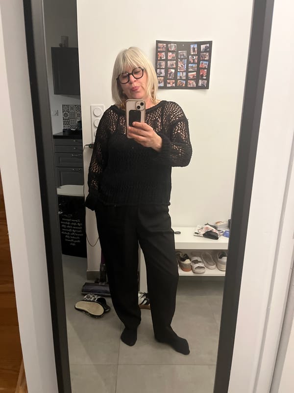 Woman documents evening routine through selfies in France