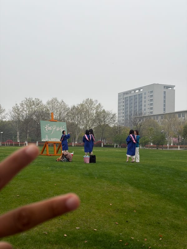 Graduates gather for photos in Jiangning District park
