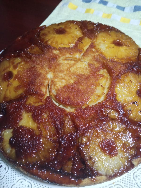 Evening life documented in Tinaquillo: cake baking and pharmacy visits