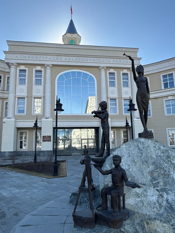 Bronze sculpture spotted at Academic District in Yekaterinburg