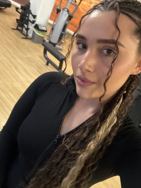 Woman documents workout session with selfies at Bulgarian gym