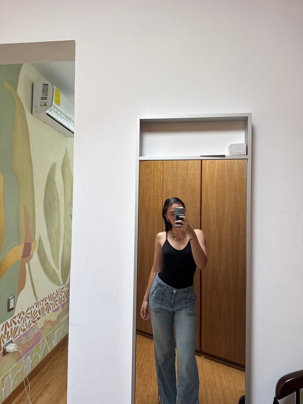 Woman takes mirror selfie in San Bernardino Tlaxcalancingo room