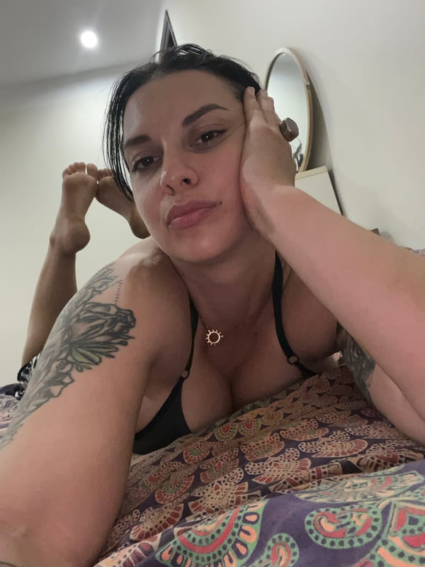 Bedroom selfie session in Đà Nẵng with sun pendant necklace