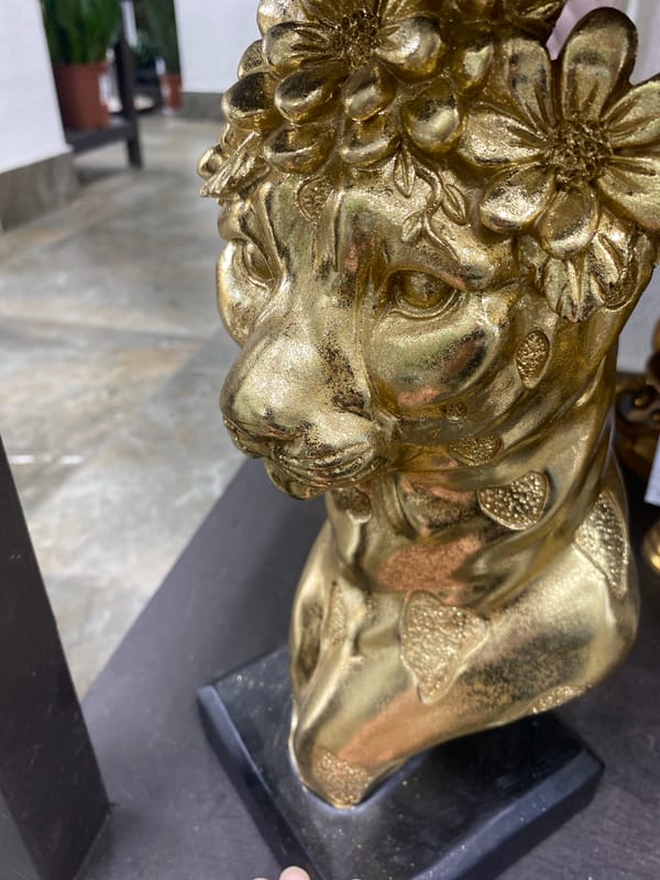 Flower-adorned golden lion statue observed in Yekaterinburg