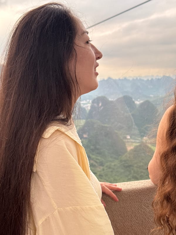 Women ride cable car, record scenery in Guilin mountains