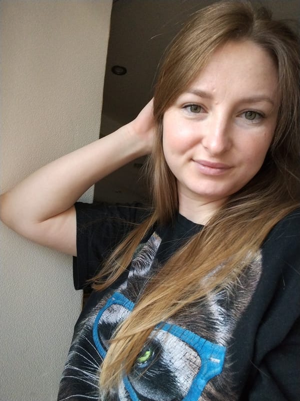 Woman in animal graphic shirt spotted against wall in Chaikovsky