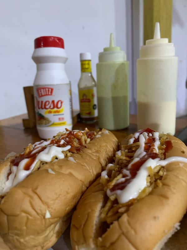 Late-night hot dog vendor documented in Santa Ana, Venezuela
