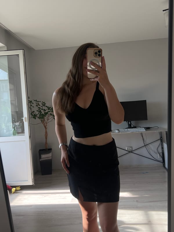 Mirror selfie session in a Ternopil bedroom, black outfit