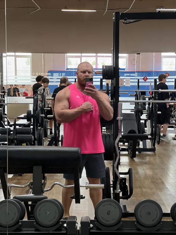 Gym workout and selfie session documented in Chaikovsky, Russia