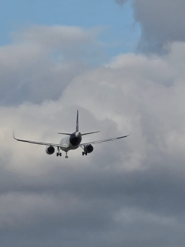Low-flying jets on approach near Frankfurt, viewed from the ground