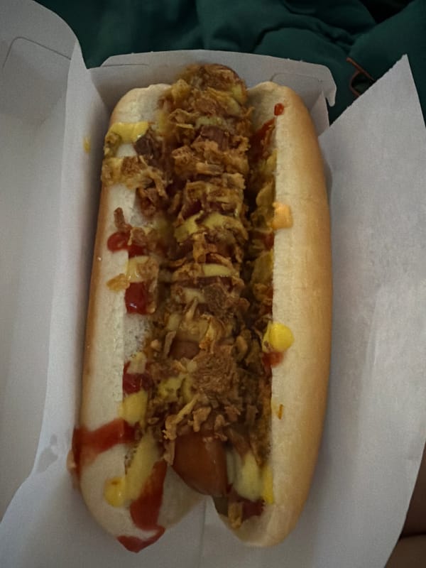 Hot dog meal and Russian text display