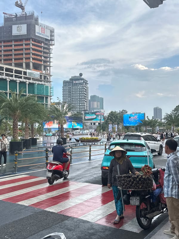 Street vendors and construction sites define a Thủ Đức morning