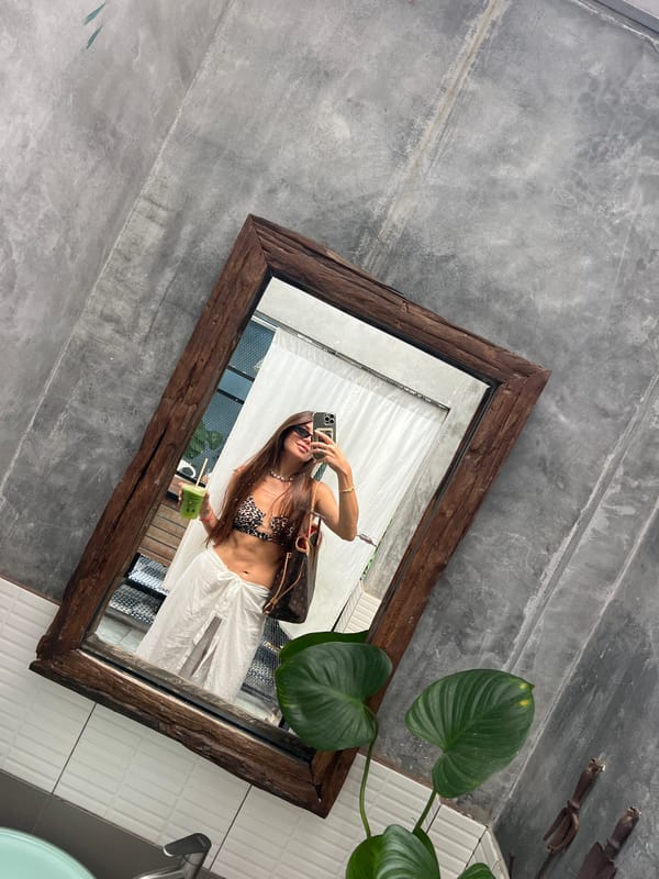 Tourist documents morning visit to Baan Lamai with selfies