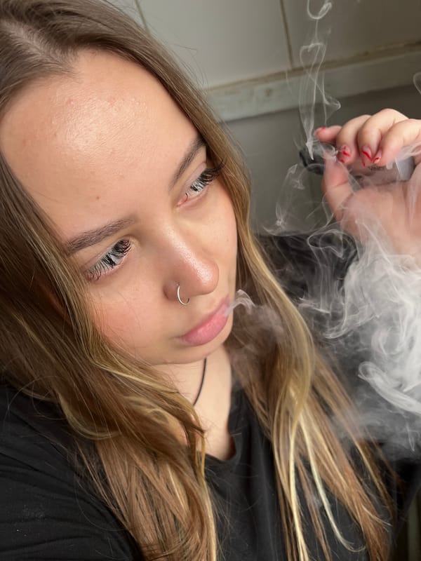 Woman documents vaping session in multiple selfies in Russia