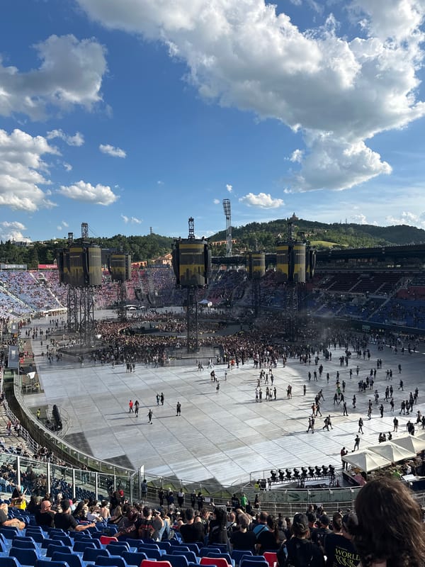 Daytime concert draws crowds to Bologna stadium