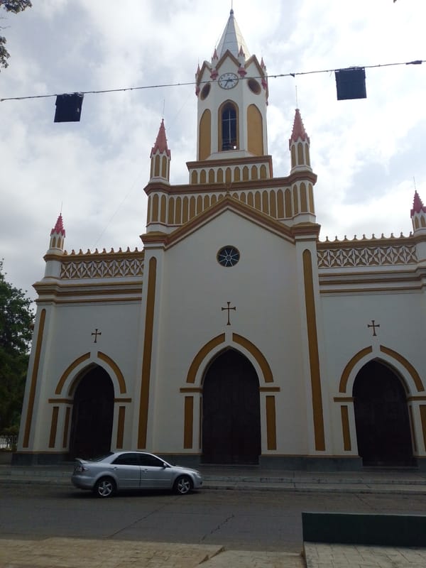 Daily life documented across Tinaquillo, Venezuela town center
