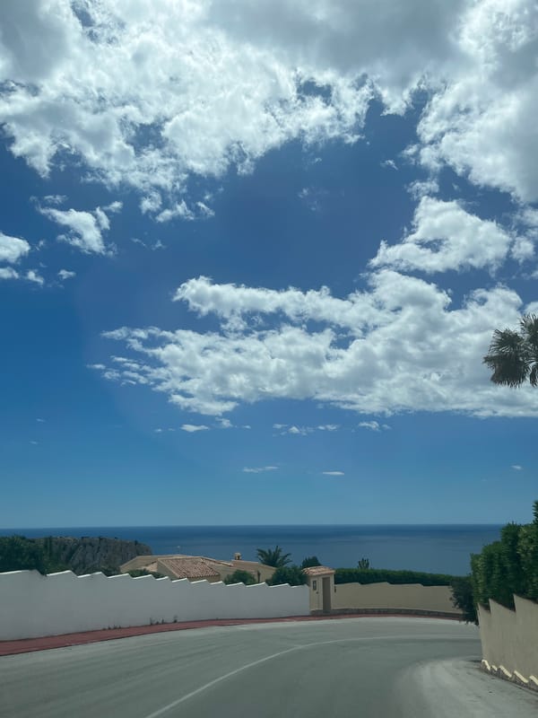 Partly cloudy skies observed across Spanish coastal communities