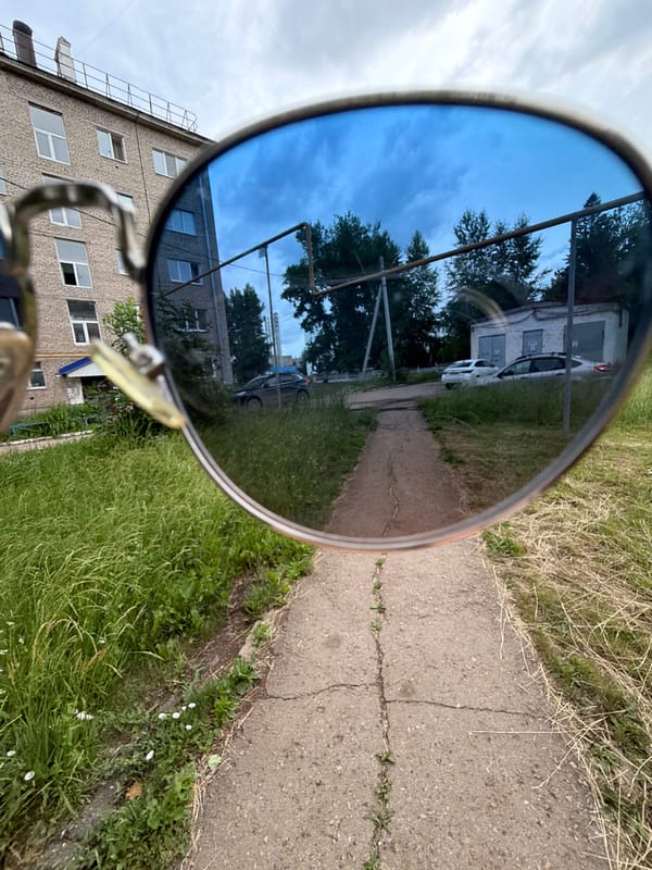 Outfit checks and sunglasses selfies on a Tujmazy morning