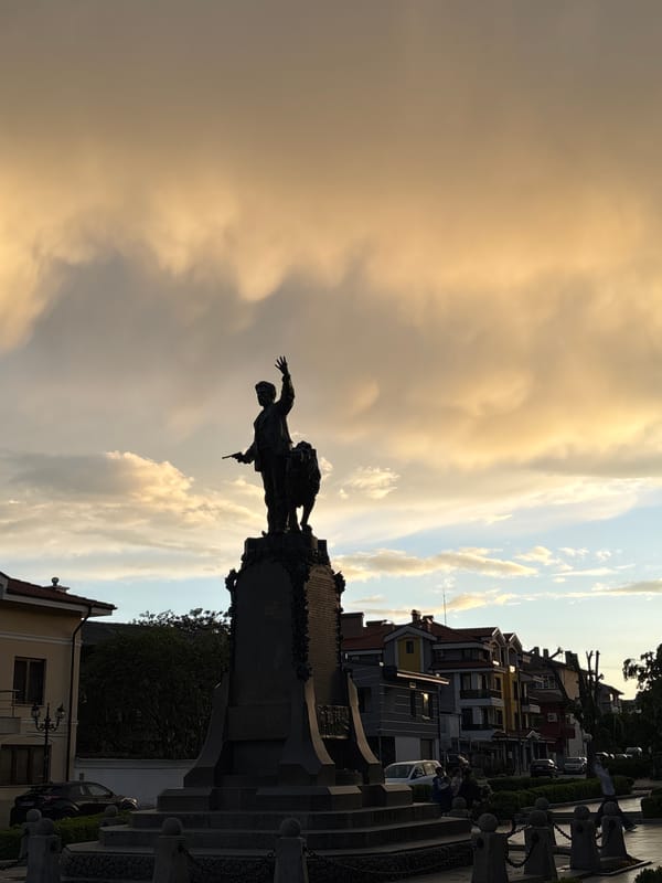 Rainbow appears over Karlovo's Vassil Levski Monument