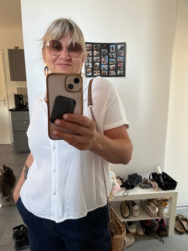 Mirror and direct selfies document an outfit in Chambœuf