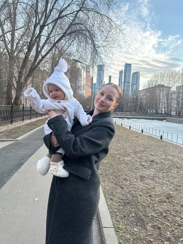 Afternoon family moments captured at Moscow's Presnensky Park