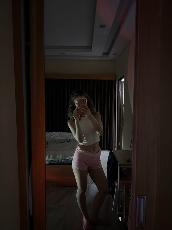 Woman takes mirror selfie in North Kuta bedroom