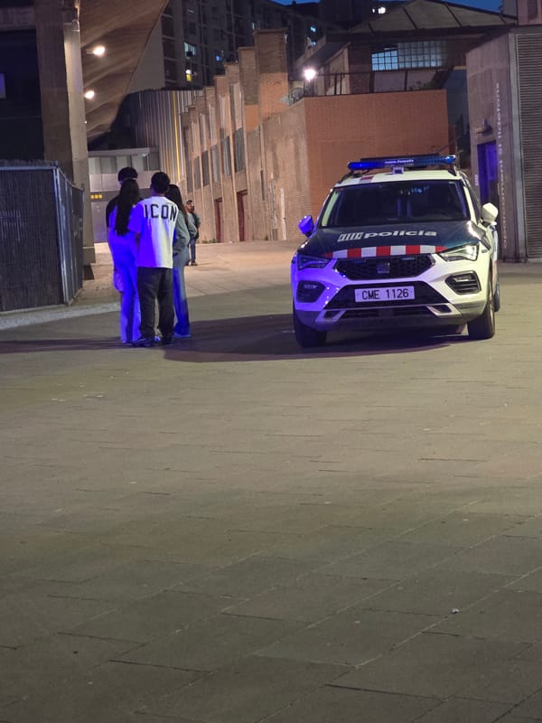 Police activity with emergency lights reported in Cornellà de Llobregat