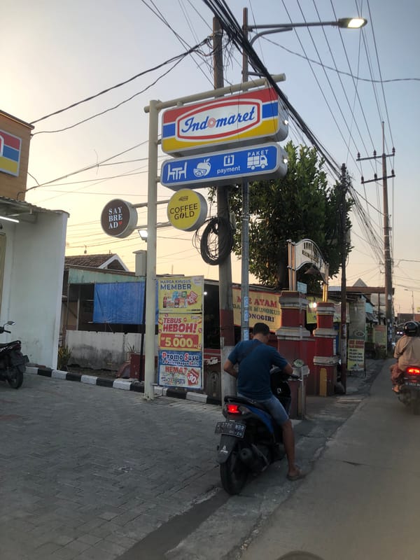 Everyday street life along a busy Tenggulunan corridor