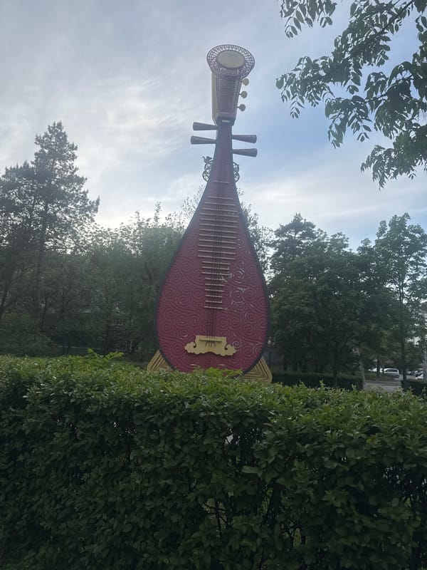 Traditional Chinese pipa sculpture spotted in Khabarovsk park