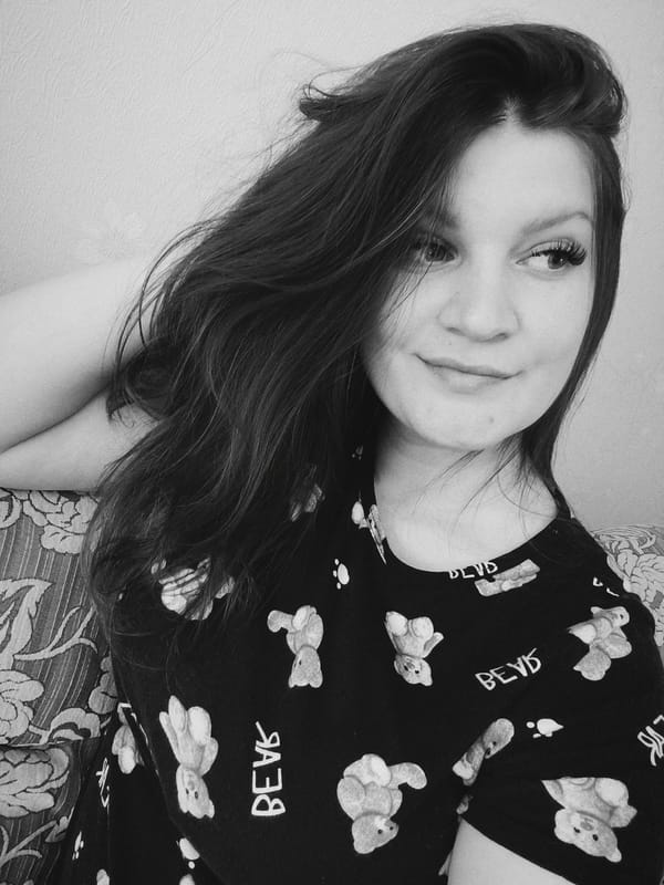 Woman in teddy bear shirt photographed on couch in Tobolsk