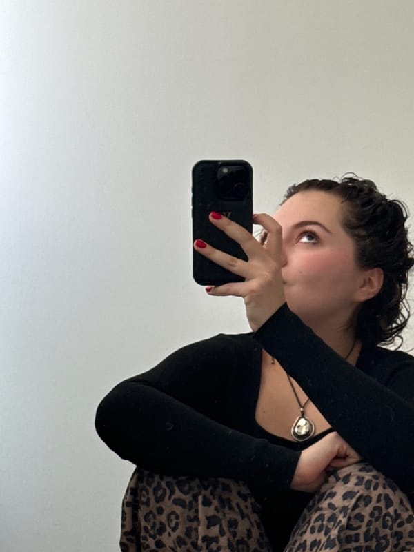 Woman documents evening with pet cat in Mexico City