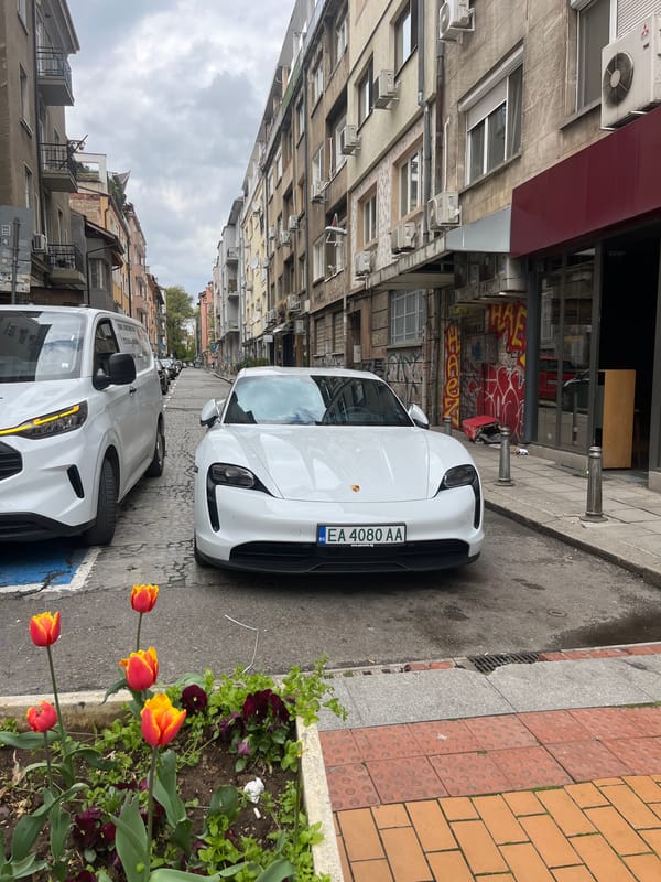 Sofia resident captures street life, unconventional pizza preparation