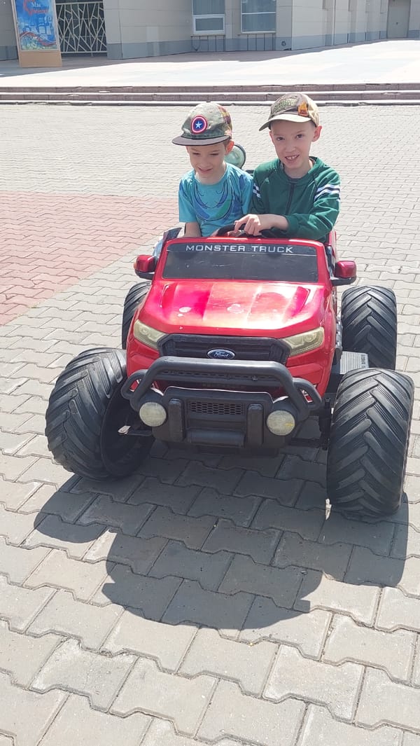 Kids' rides and carnival games at a Komsomolsk-on-Amur park