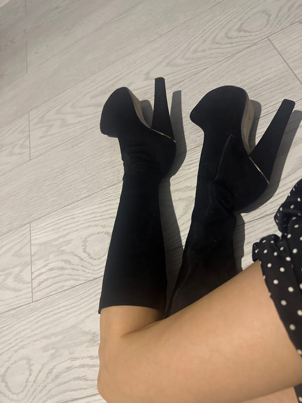 Fashion moment captured on wooden floor in Stavropol