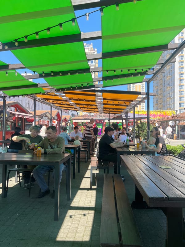 Outdoor dining and decorative displays spotted in Krasnodar