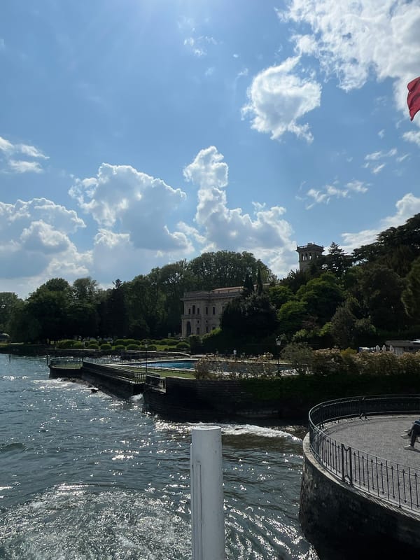 Clear day captured along Lake Como waterfront in Cernobbio