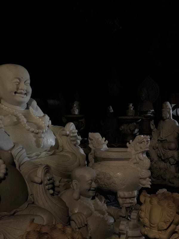 Tourist documents Buddhist statues and architecture in Đà Nẵng