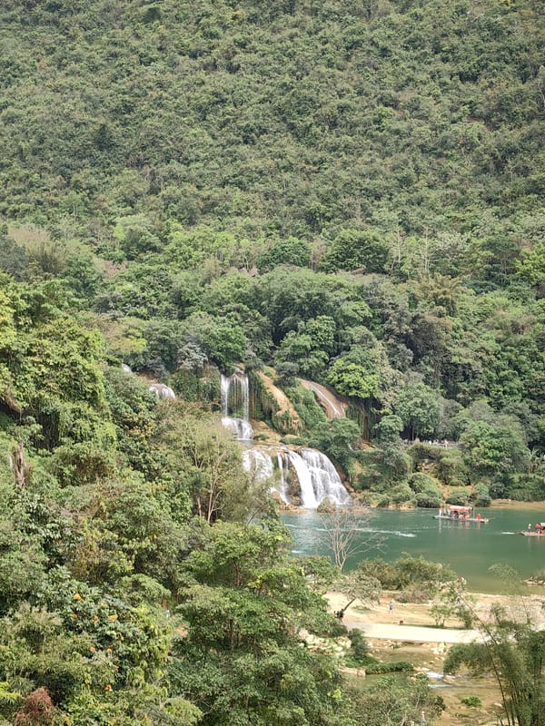 Ban Gioc Falls landscape captured by witnesses in China