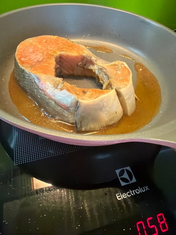 Lazy Da Lat morning: cooking, a cat, and a Russian self-help book