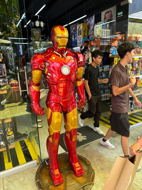 Collectibles shop and amusement park scenes documented in Cuernavaca
