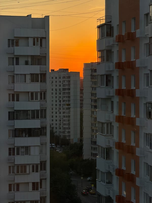 Evening scenes of residential life and children's play in Khimki