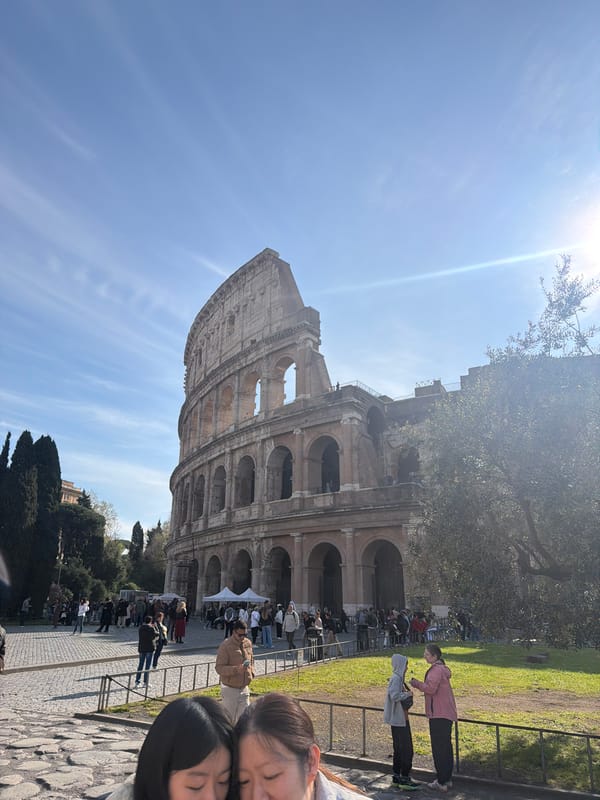 Morning tourist activity at Colosseum and Arch of Constantine