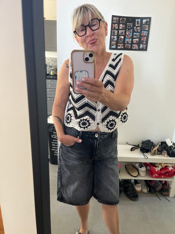Mirror selfie fit check in Chambœuf, crochet outfit and platforms