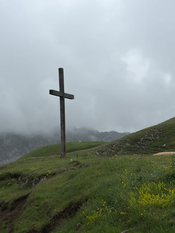 Hiker documents peaceful mountain walk with dog at Kapetanovo Jezero