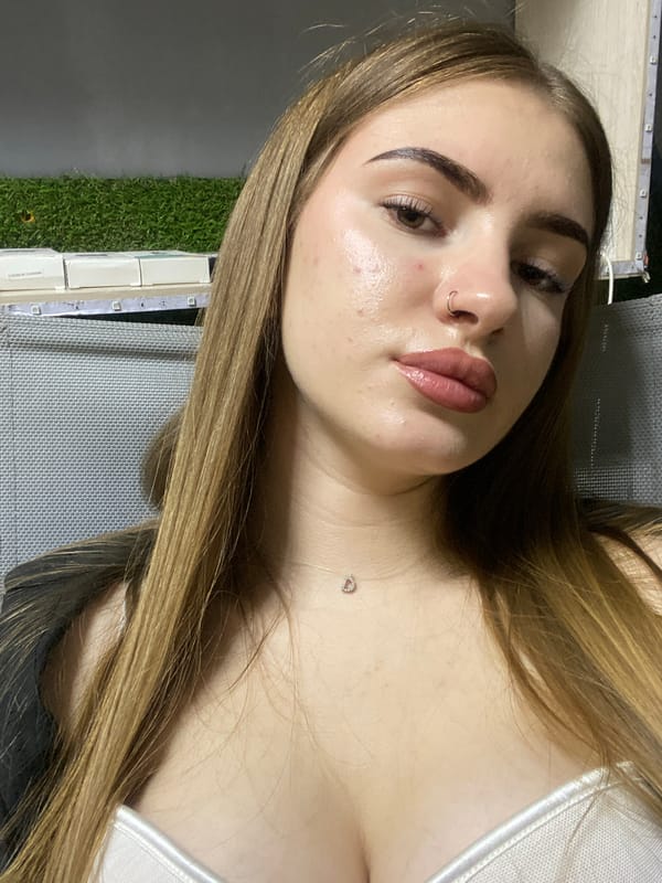 Woman conducts lengthy selfie session in Russian retail space