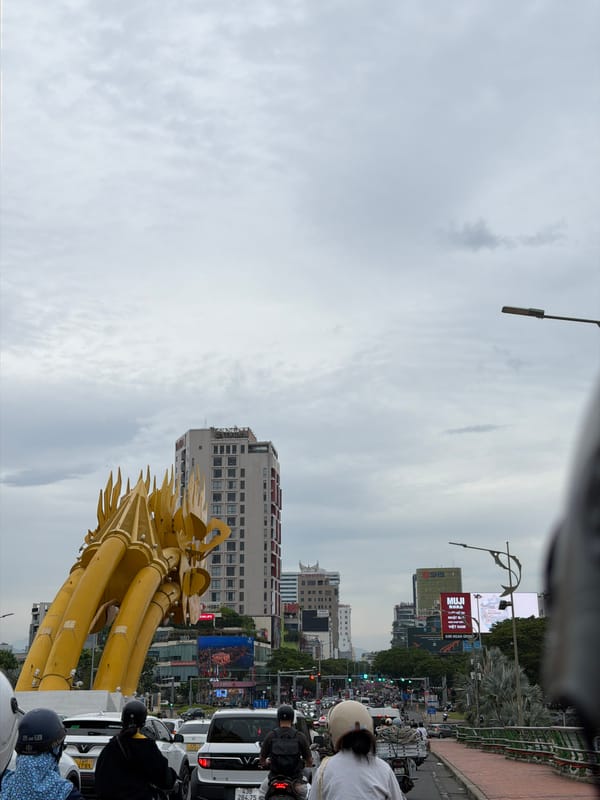 Morning commute through Đà Nẵng streets and bridges