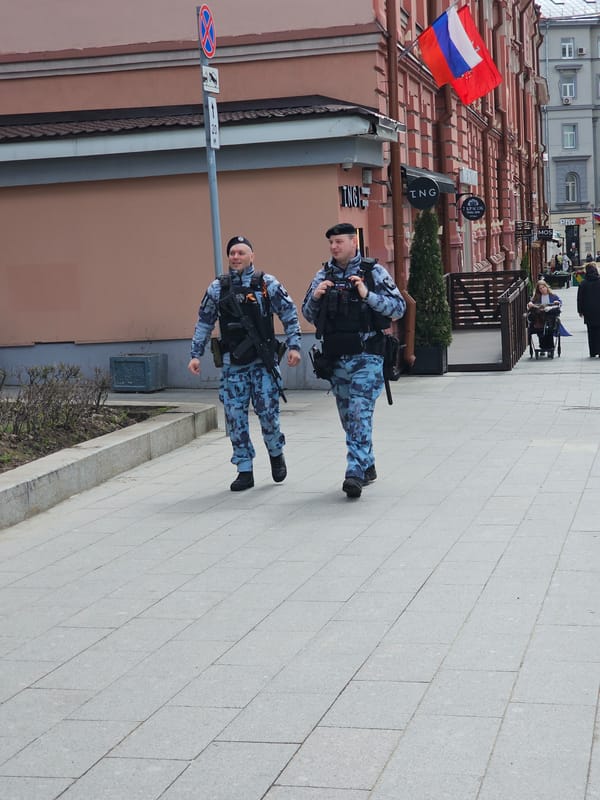 Ordinary Moscow street life documented across 24-minute timespan